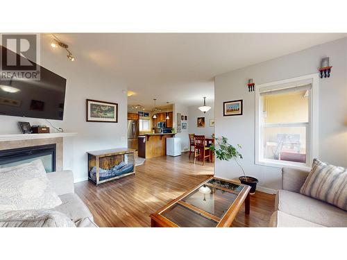 218 Glen Park Drive Unit# 21, Kelowna, BC - Indoor Photo Showing Living Room With Fireplace