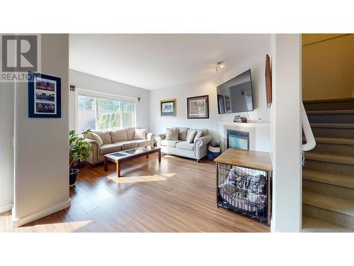 218 Glen Park Drive Unit# 21, Kelowna, BC - Indoor Photo Showing Living Room With Fireplace