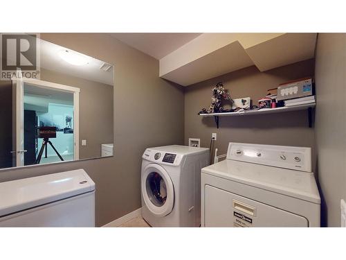 218 Glen Park Drive Unit# 21, Kelowna, BC - Indoor Photo Showing Laundry Room