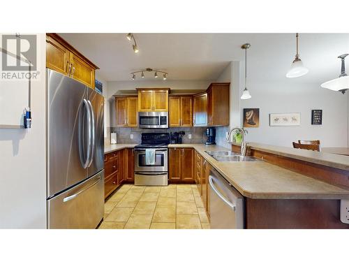 218 Glen Park Drive Unit# 21, Kelowna, BC - Indoor Photo Showing Kitchen With Double Sink