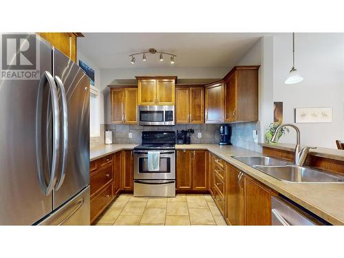 218 Glen Park Drive Unit# 21, Kelowna, BC - Indoor Photo Showing Kitchen With Double Sink