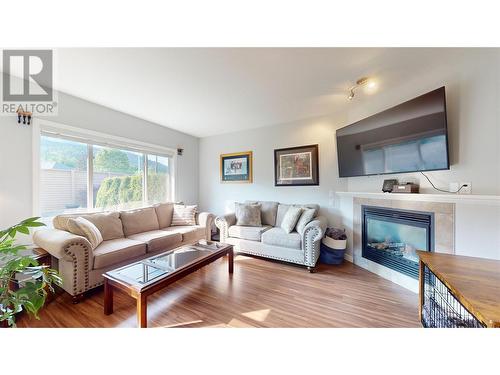 218 Glen Park Drive Unit# 21, Kelowna, BC - Indoor Photo Showing Living Room With Fireplace