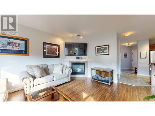 218 Glen Park Drive Unit# 21, Kelowna, BC - Indoor Photo Showing Living Room With Fireplace