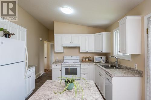 433 N Patterson Street, Prince George, BC - Indoor Photo Showing Kitchen With Double Sink