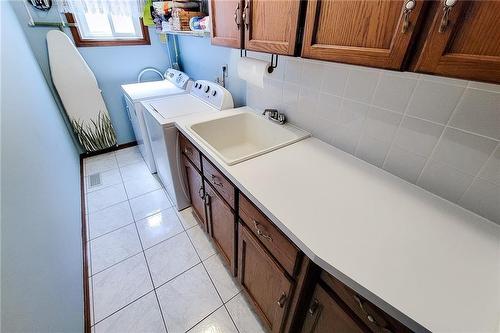 15 Presidio Drive, Hamilton, ON - Indoor Photo Showing Laundry Room