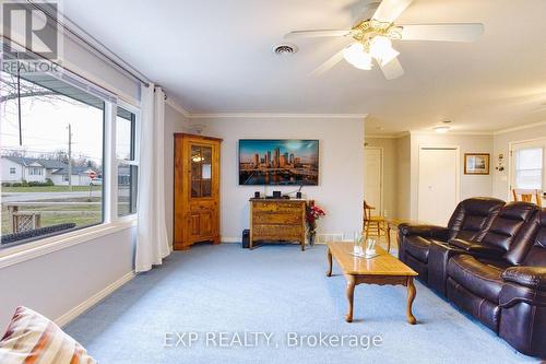 128 Cook Avenue, Fort Erie, ON - Indoor Photo Showing Living Room