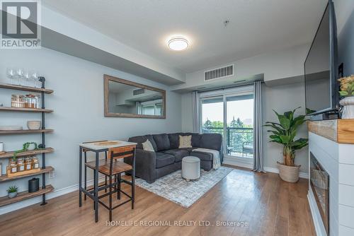 439 - 570 Lolita Gardens, Mississauga (Mississauga Valleys), ON - Indoor Photo Showing Living Room