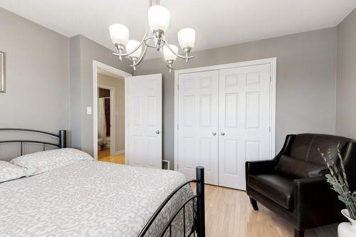 5232 Stonehaven Drive, Burlington, ON - Indoor Photo Showing Bedroom