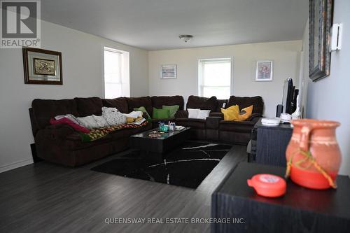 970 Carl Road, Niagara Falls, ON - Indoor Photo Showing Living Room