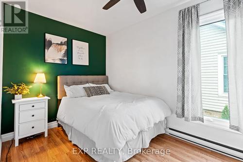 6047 Ross Street, Niagara Falls, ON - Indoor Photo Showing Bedroom