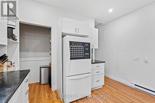 6047 Ross Street, Niagara Falls, ON - Indoor Photo Showing Kitchen