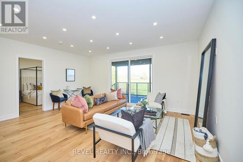 87 Port Robinson Road, Pelham, ON - Indoor Photo Showing Living Room