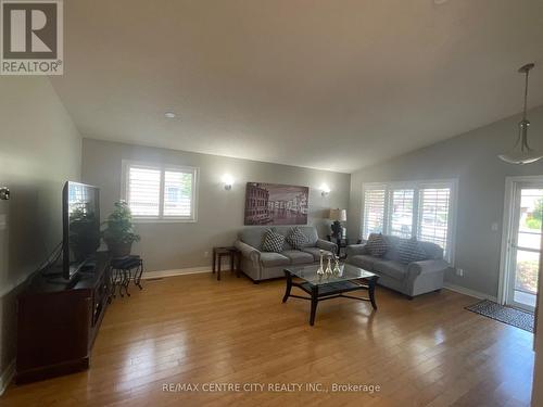 2736 Hutchinson Court, London, ON - Indoor Photo Showing Living Room