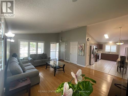 2736 Hutchinson Court, London, ON - Indoor Photo Showing Living Room