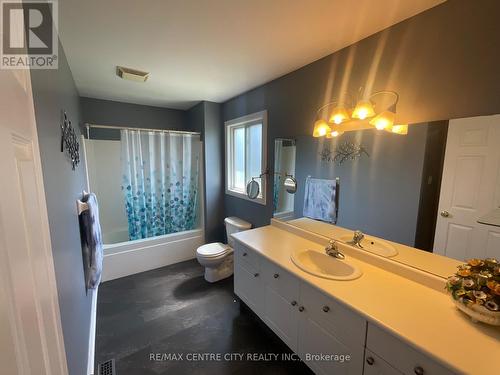 2736 Hutchinson Court, London, ON - Indoor Photo Showing Bathroom