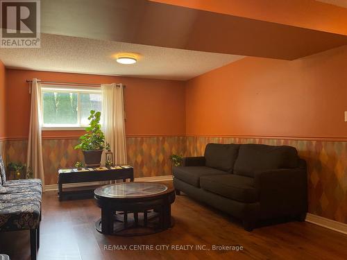 2736 Hutchinson Court, London, ON - Indoor Photo Showing Living Room