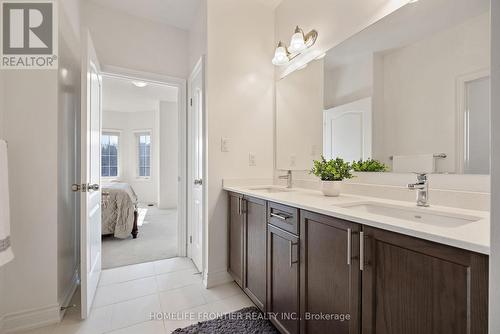 92 Holland Vista Street, East Gwillimbury, ON - Indoor Photo Showing Bathroom