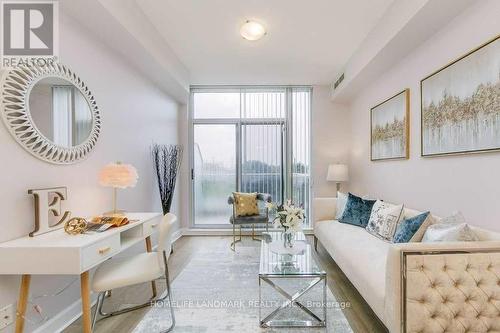 310 - 5793 Yonge Street, Toronto (Newtonbrook East), ON - Indoor Photo Showing Living Room