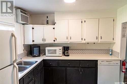 1022 Athabasca Street E, Moose Jaw, SK - Indoor Photo Showing Kitchen With Double Sink