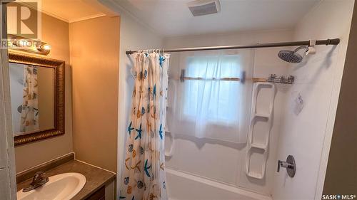 1022 Athabasca Street E, Moose Jaw, SK - Indoor Photo Showing Bathroom