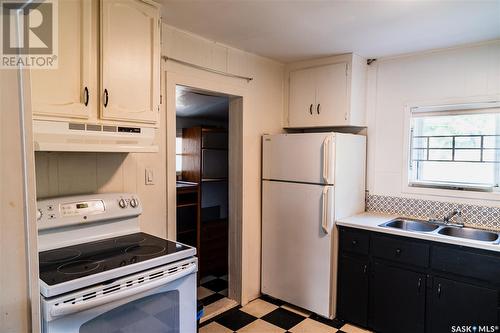 1022 Athabasca Street E, Moose Jaw, SK - Indoor Photo Showing Kitchen With Double Sink