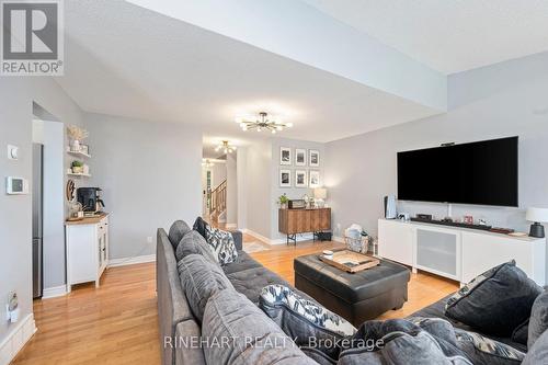 599 North Leaksdale Circle, London, ON - Indoor Photo Showing Living Room