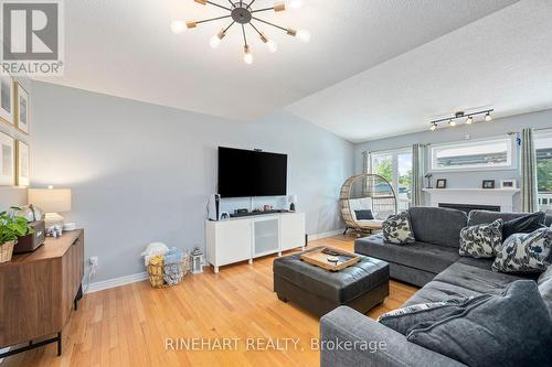 599 North Leaksdale Circle, London, ON - Indoor Photo Showing Living Room