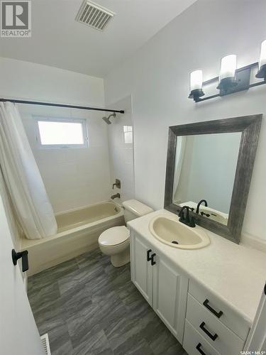 837 Prospect Avenue, Oxbow, SK - Indoor Photo Showing Bathroom