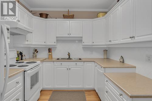 305 Whitman Road Unit# 405, Kelowna, BC - Indoor Photo Showing Kitchen With Double Sink