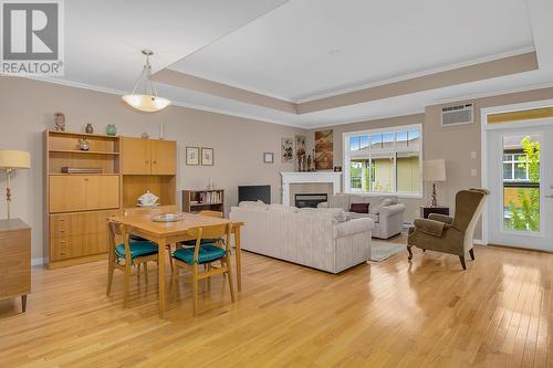 305 Whitman Road Unit# 405, Kelowna, BC - Indoor Photo Showing Living Room