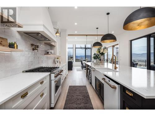 652 Trumpeter Road, Kelowna, BC - Indoor Photo Showing Kitchen With Upgraded Kitchen