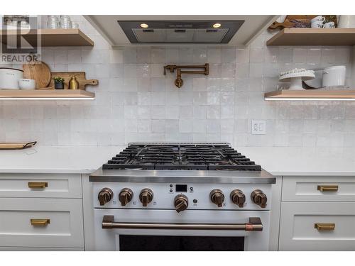 652 Trumpeter Road, Kelowna, BC - Indoor Photo Showing Kitchen With Upgraded Kitchen