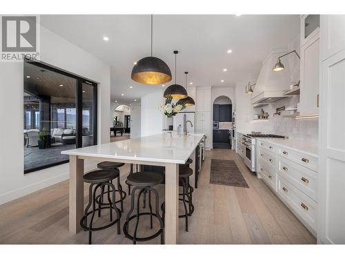 652 Trumpeter Road, Kelowna, BC - Indoor Photo Showing Kitchen With Upgraded Kitchen