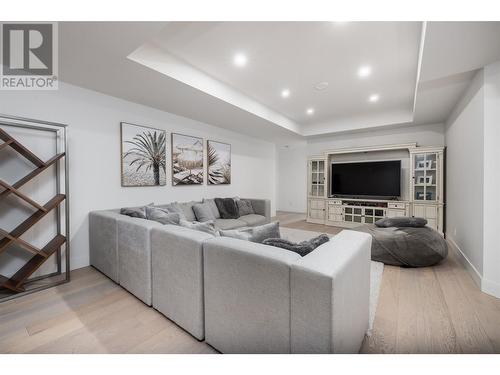 652 Trumpeter Road, Kelowna, BC - Indoor Photo Showing Living Room