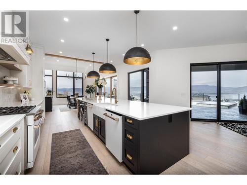 652 Trumpeter Road, Kelowna, BC - Indoor Photo Showing Kitchen With Upgraded Kitchen