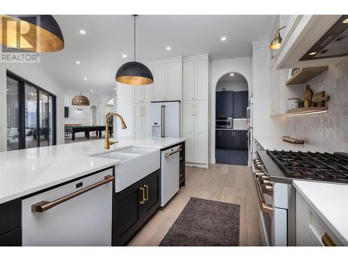 652 Trumpeter Road, Kelowna, BC - Indoor Photo Showing Kitchen With Upgraded Kitchen