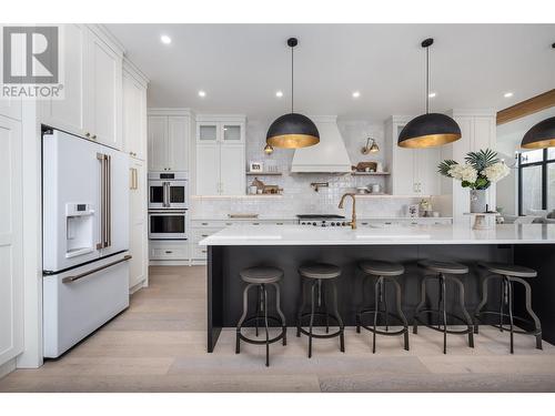 652 Trumpeter Road, Kelowna, BC - Indoor Photo Showing Kitchen With Upgraded Kitchen