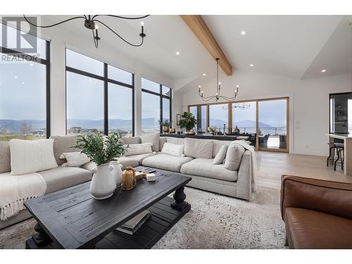 652 Trumpeter Road, Kelowna, BC - Indoor Photo Showing Living Room