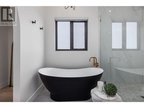 652 Trumpeter Road, Kelowna, BC - Indoor Photo Showing Bathroom