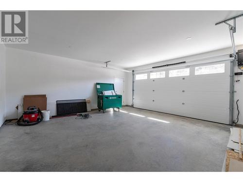 1021 16 Avenue Se, Salmon Arm, BC - Indoor Photo Showing Garage