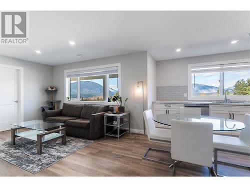 1021 16 Avenue Se, Salmon Arm, BC - Indoor Photo Showing Living Room