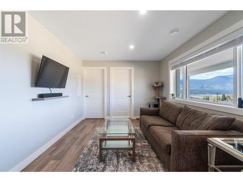 1021 16 Avenue Se, Salmon Arm, BC - Indoor Photo Showing Living Room