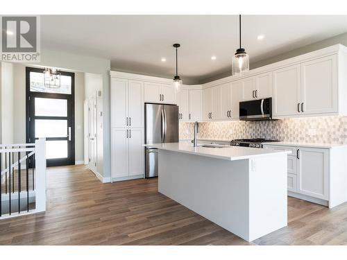 1021 16 Avenue Se, Salmon Arm, BC - Indoor Photo Showing Kitchen With Stainless Steel Kitchen With Upgraded Kitchen