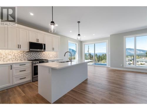 1021 16 Avenue Se, Salmon Arm, BC - Indoor Photo Showing Kitchen With Upgraded Kitchen