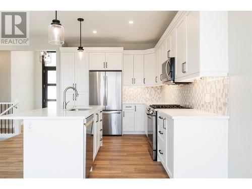 1021 16 Avenue Se, Salmon Arm, BC - Indoor Photo Showing Kitchen With Stainless Steel Kitchen With Upgraded Kitchen