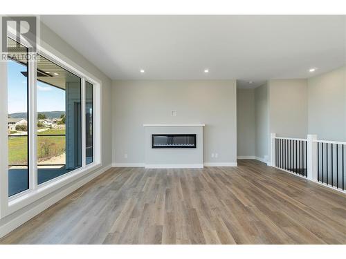 1021 16 Avenue Se, Salmon Arm, BC - Indoor Photo Showing Living Room With Fireplace