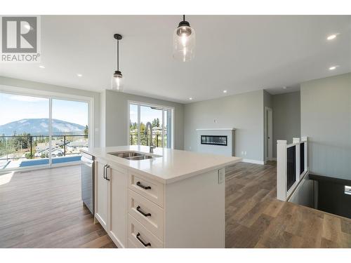 1021 16 Avenue Se, Salmon Arm, BC - Indoor Photo Showing Kitchen With Double Sink