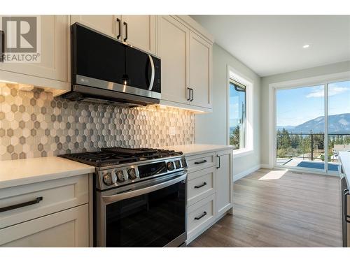 1021 16 Avenue Se, Salmon Arm, BC - Indoor Photo Showing Kitchen With Upgraded Kitchen