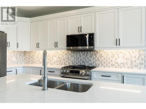 1021 16 Avenue Se, Salmon Arm, BC - Indoor Photo Showing Kitchen With Double Sink With Upgraded Kitchen