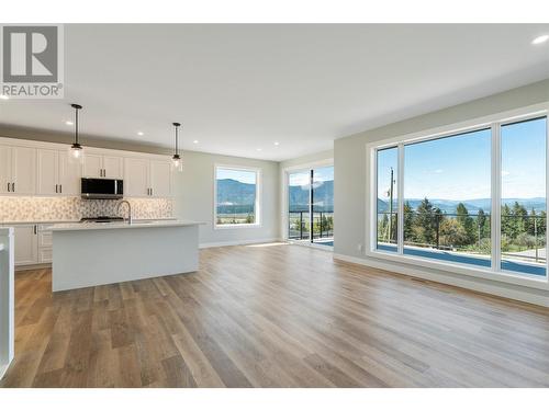 1021 16 Avenue Se, Salmon Arm, BC - Indoor Photo Showing Kitchen With Upgraded Kitchen